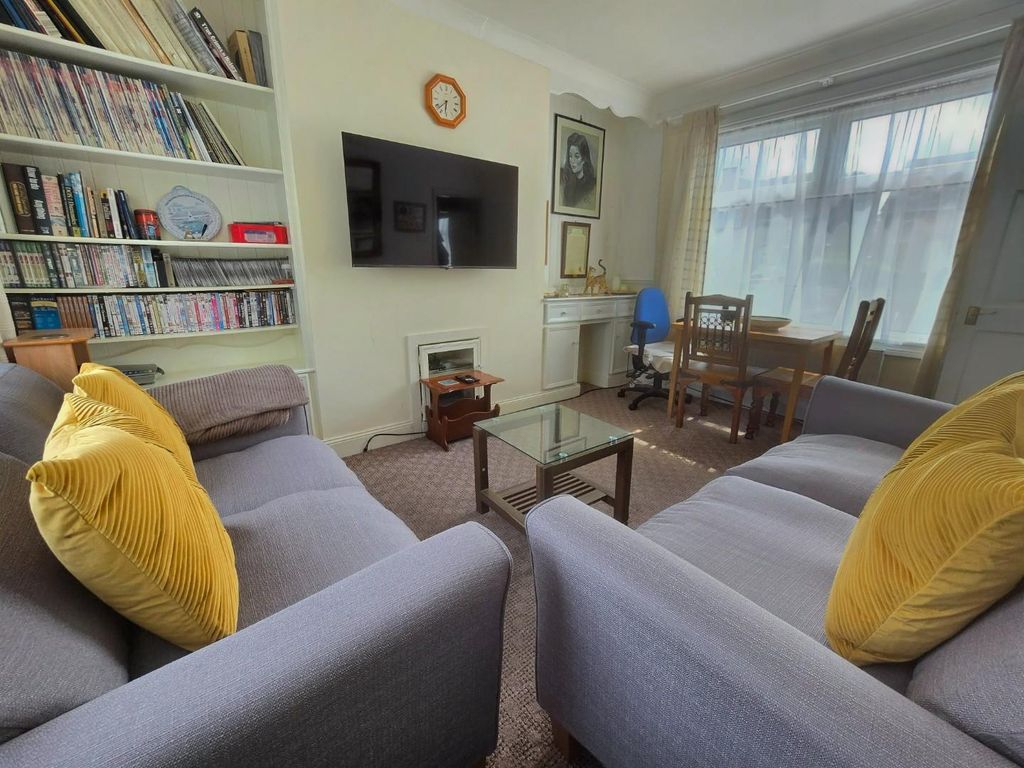 Property photo 3 of 13 Lounge
