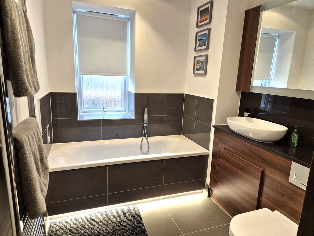 Additional image 8 of 2 bed flat for sale52 Queens Road, East Grinstead, West Sussex RH19