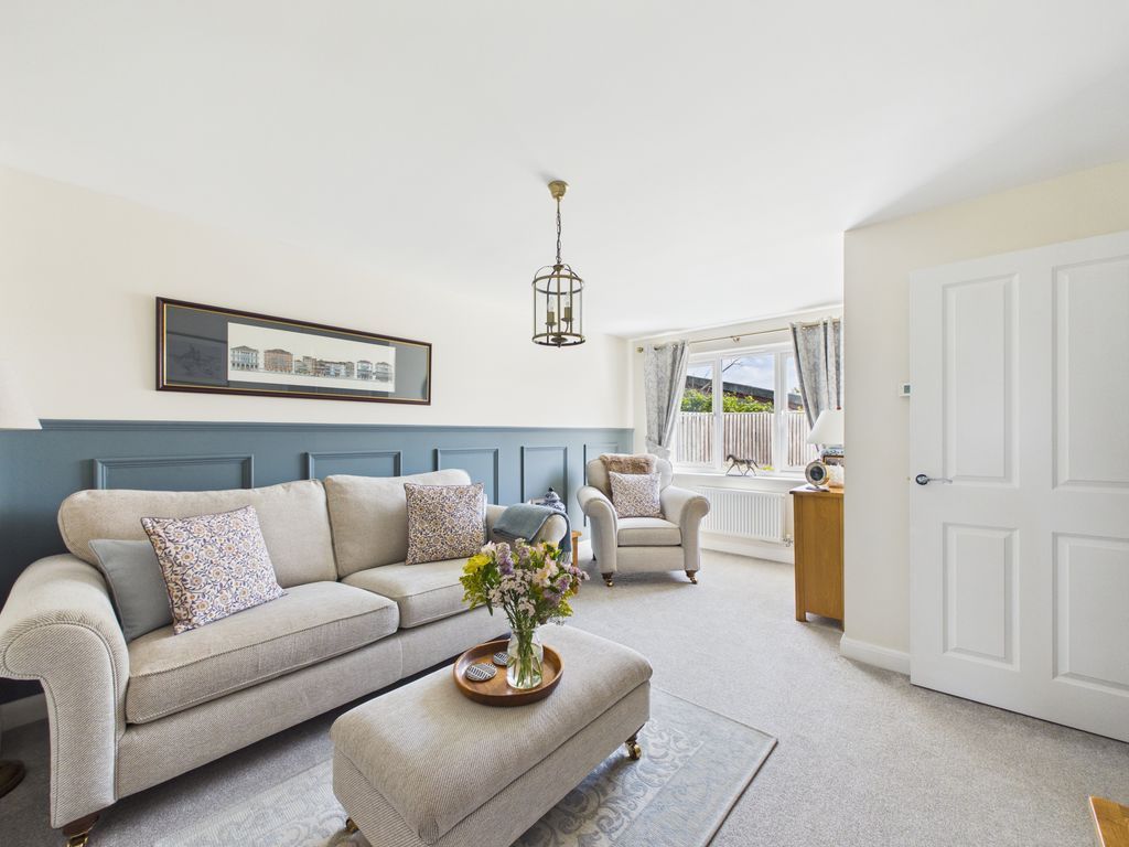 Property photo 2 of 19 Lounge