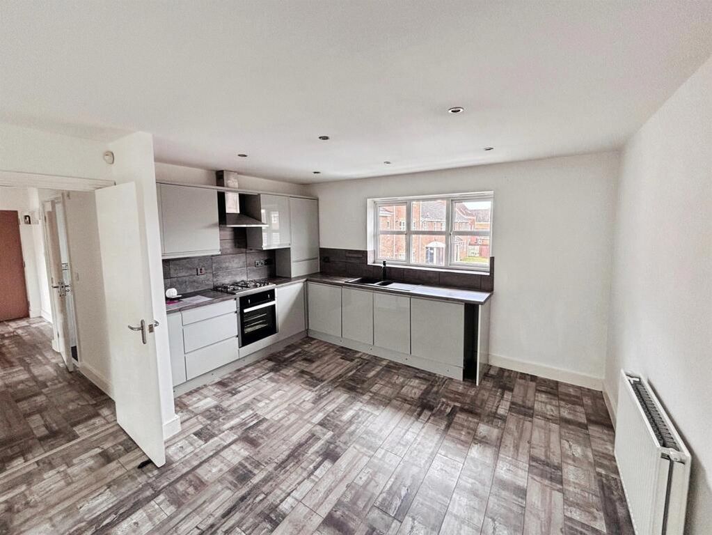 Property photo 3 of 10 Kitchen