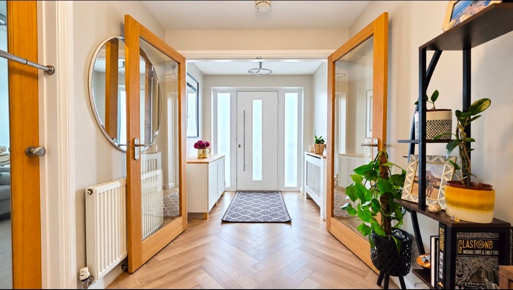 Property photo 3 of 30 Entrance Hall