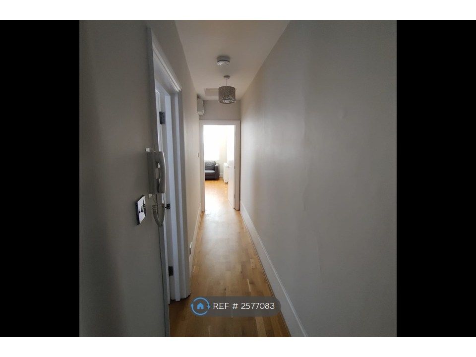 Property photo 3 of 11 Hallway