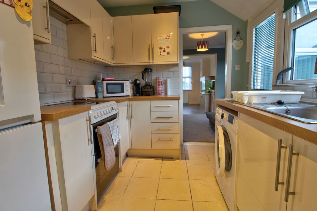 Property photo 3 of 10 Kitchen