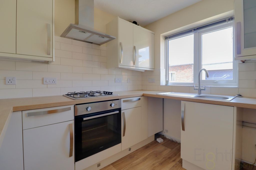 Property photo 3 of 10 Kitchen