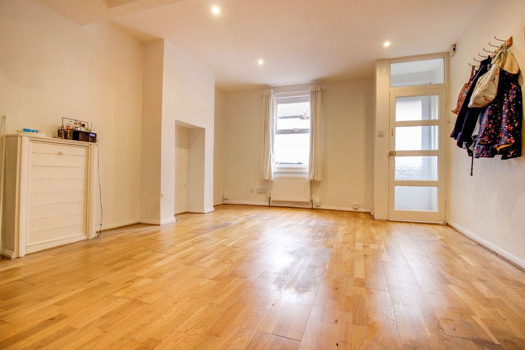 Property photo 2 of 7