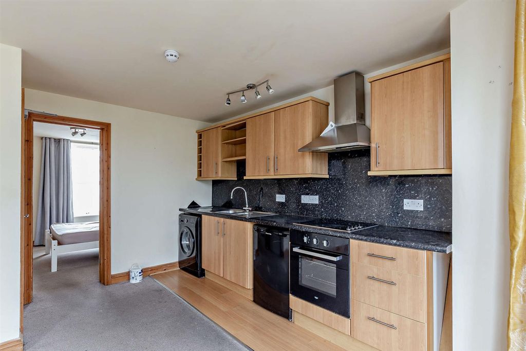 Property photo 3 of 11 8655018-Interior08-800.Jpg