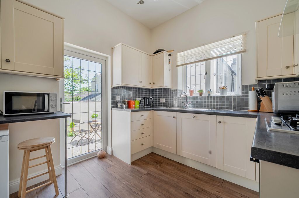Property photo 2 of 18 2 - 1481801-8-6A3d2c6...