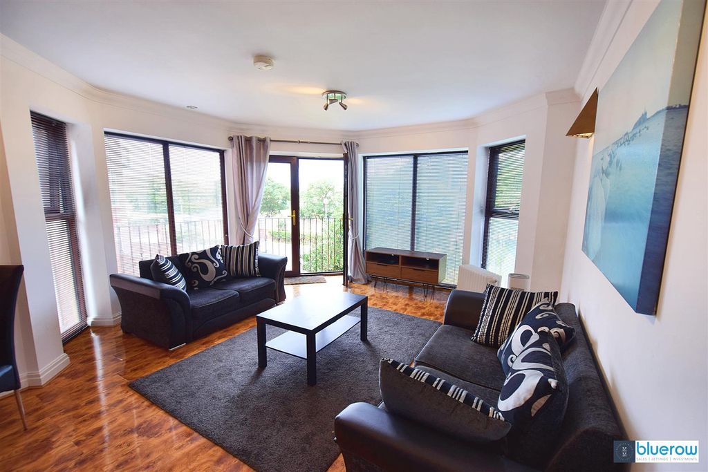 Property photo 3 of 13 Lounge