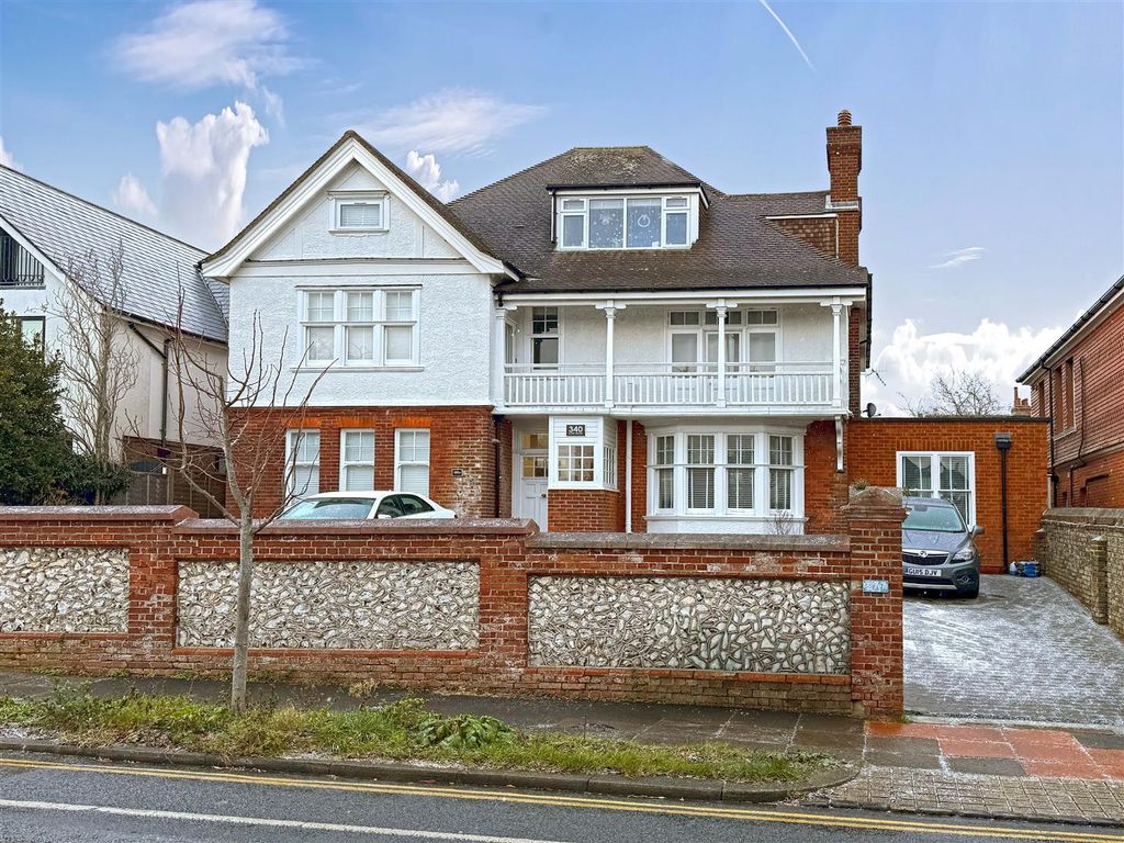 Property photo 1 of 16 Dyke Rd_15.Jpg