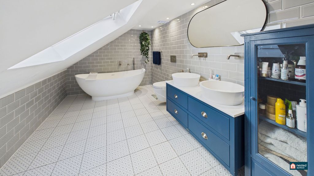 Property photo 3 of 31 Stunning Bathroom