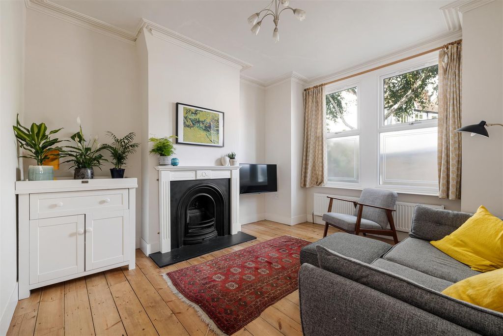 Property photo 3 of 33 Haldan Road E4