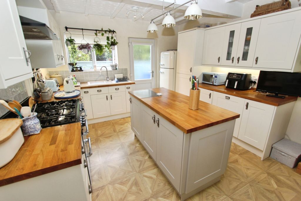 Property photo 2 of 25