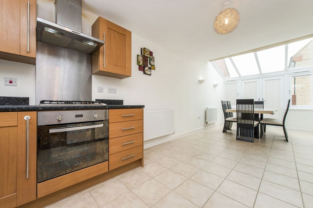 Property photo 3 of 9 Kitchen 1