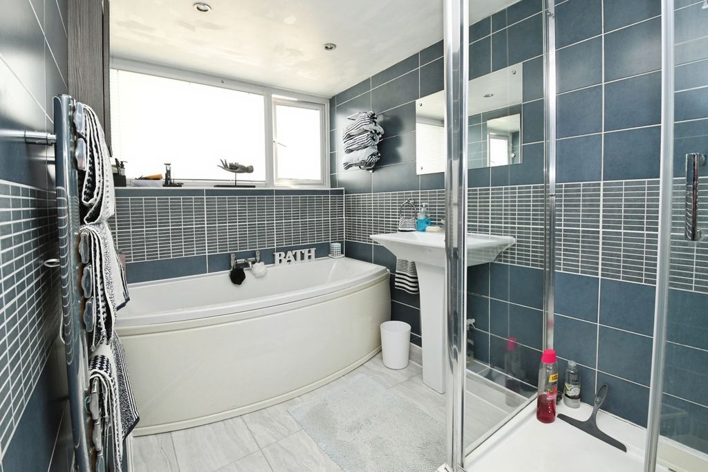 Property photo 3 of 12 Bathroom