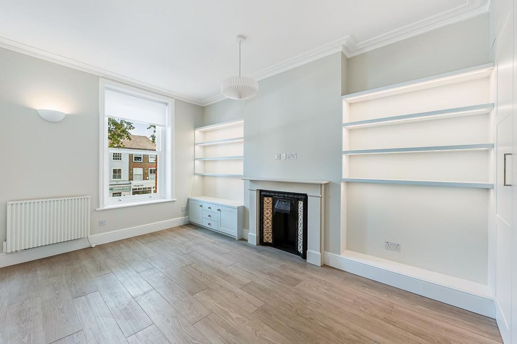 Property photo 1 of 6 Flat 2, 130A Chiswick High Road (2).Jpg