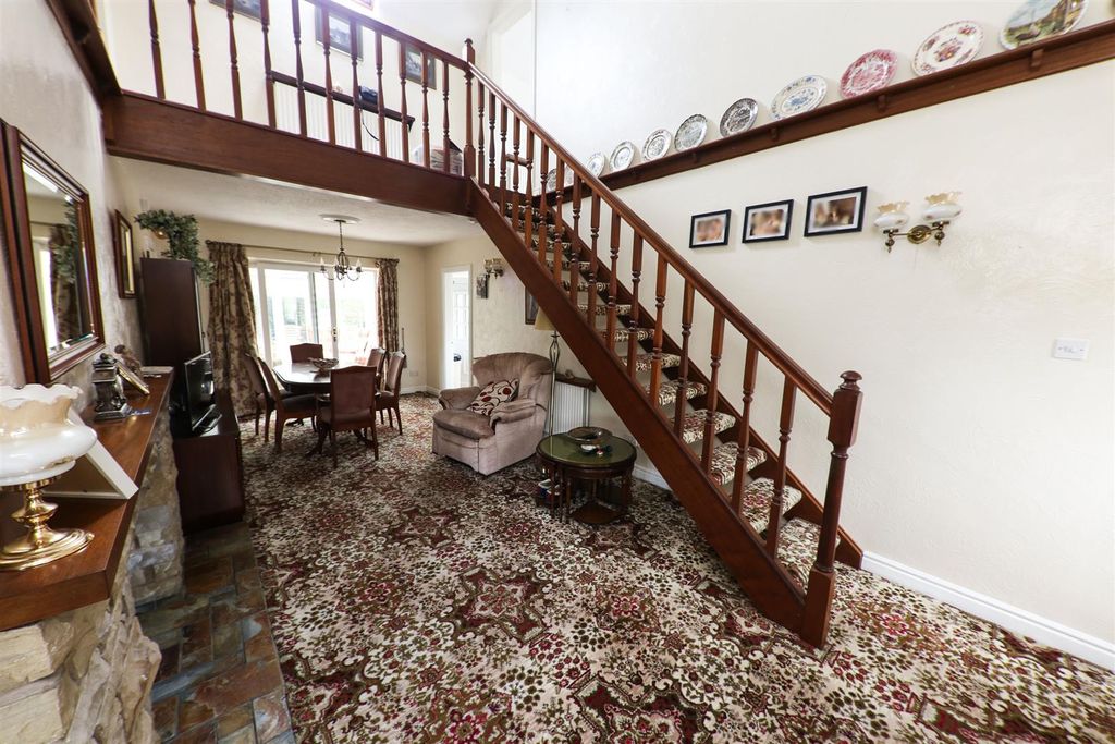 Property photo 3 of 30 Open Plan Living Room