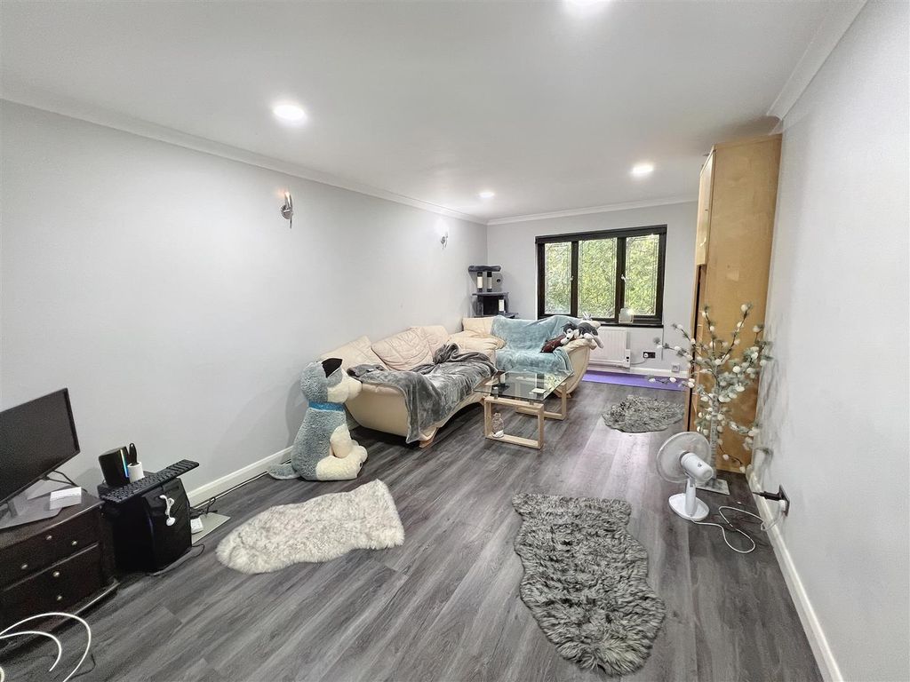 Property photo 2 of 9 Lounge: