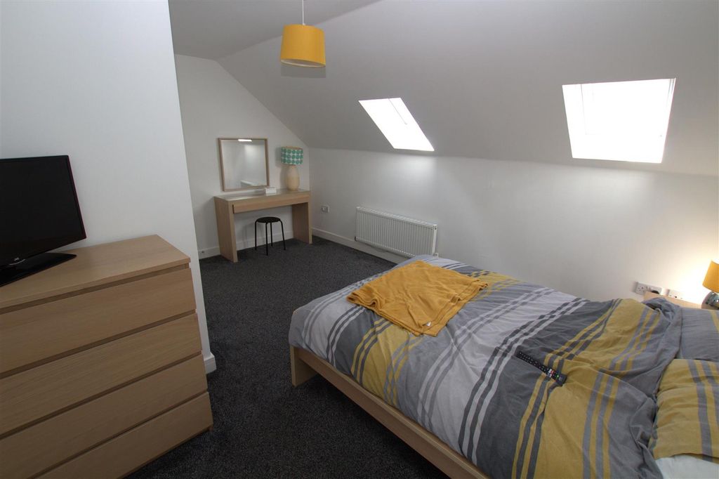 Property photo 3 of 8 Main Bed Reverse .Jpg