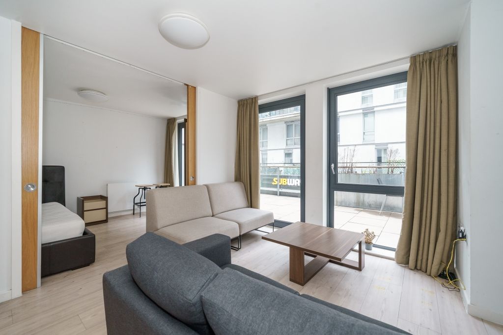 Property photo 1 of 16 1_6_Lakeside_Way_...