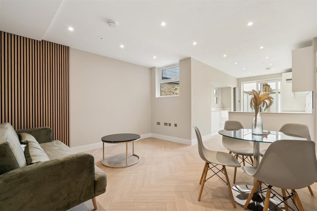 Property photo 2 of 9 Flat 3 20 Hoyle Road Reception 5.Jpg