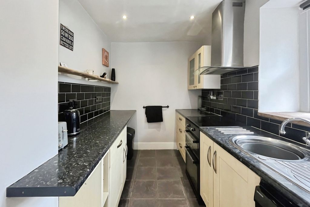 Property photo 3 of 10 Kitchen