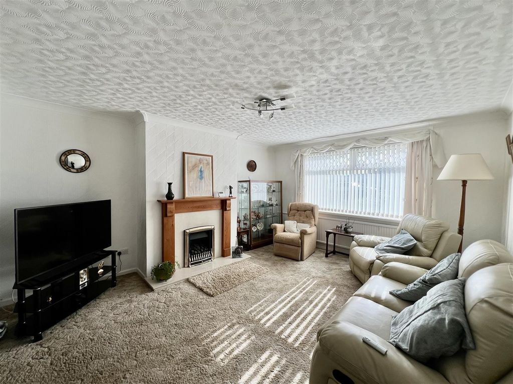 Property photo 2 of 19 Lounge