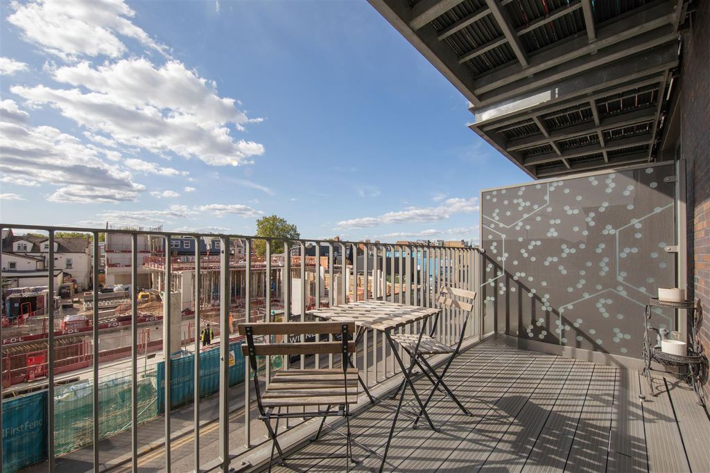 Property photo 3 of 25 Old Brewery Way, E17