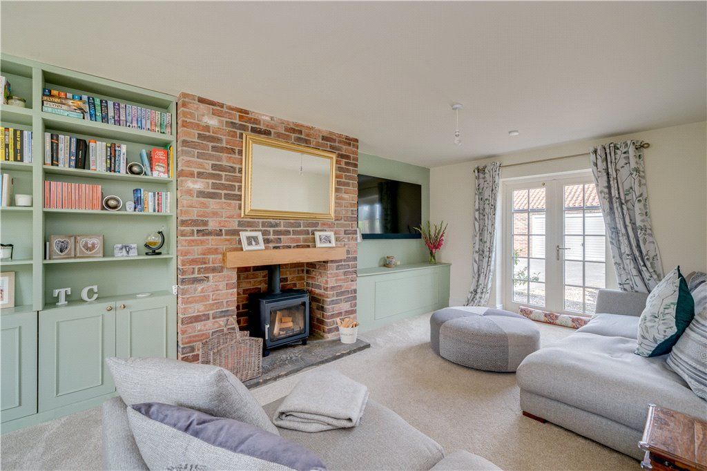 Property photo 2 of 18 Sitting Room