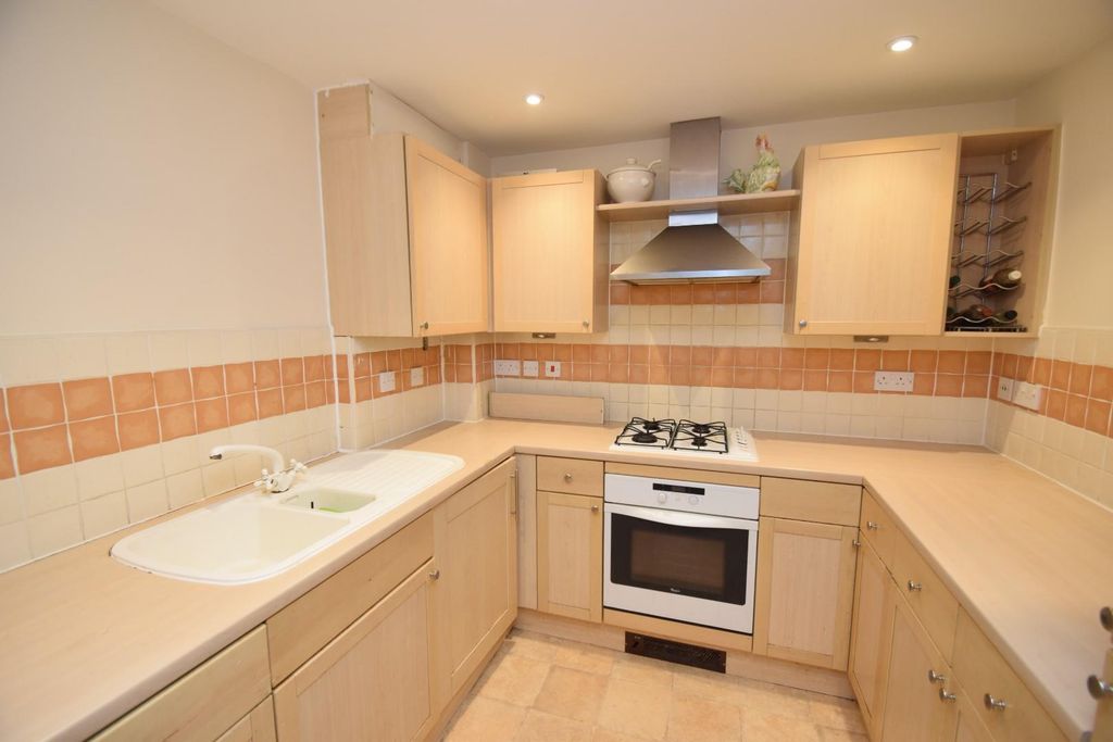 Property photo 3 of 13 01323 737373