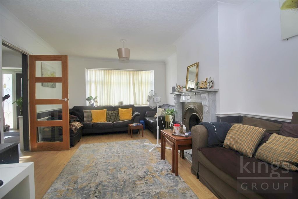 Property photo 3 of 13 Lounge