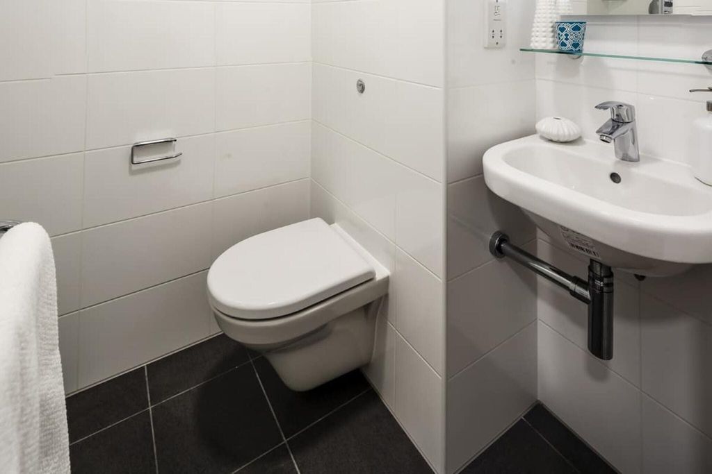 Property photo 3 of 10 Bathroom