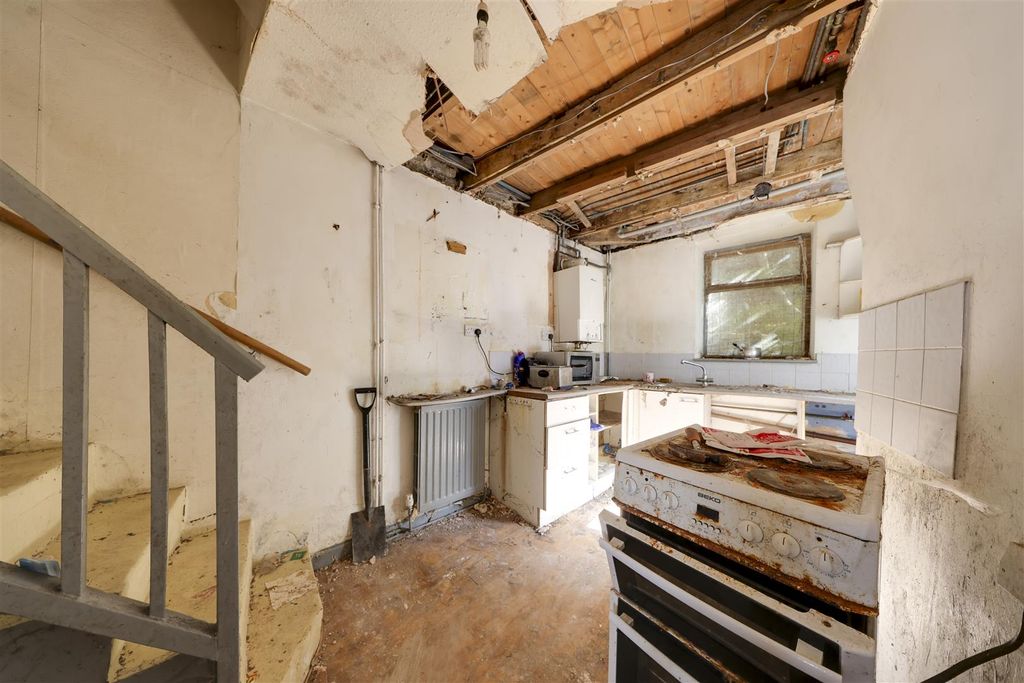 Property photo 3 of 7 Kitchen