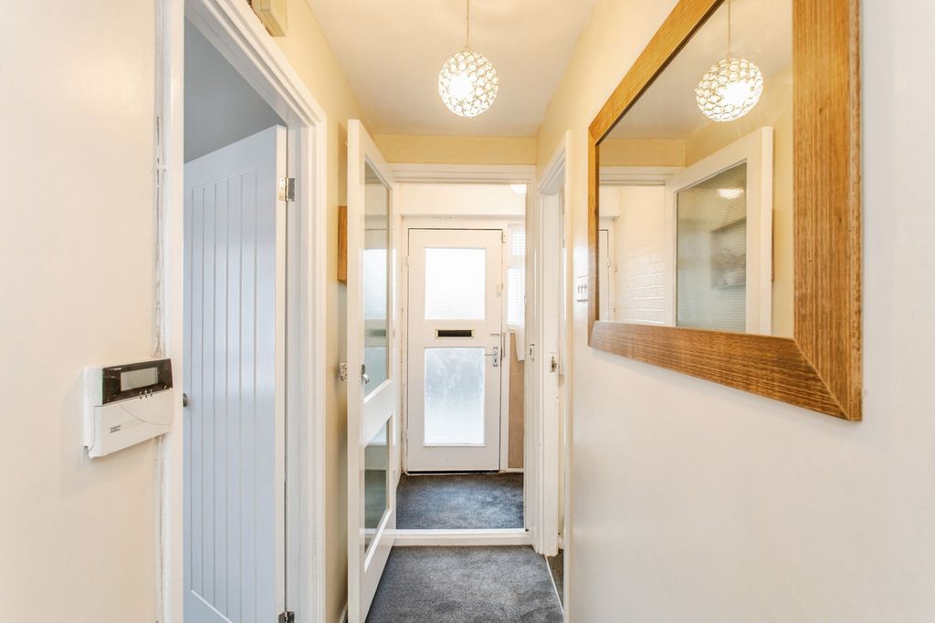 Property photo 2 of 19 Entrance Hall