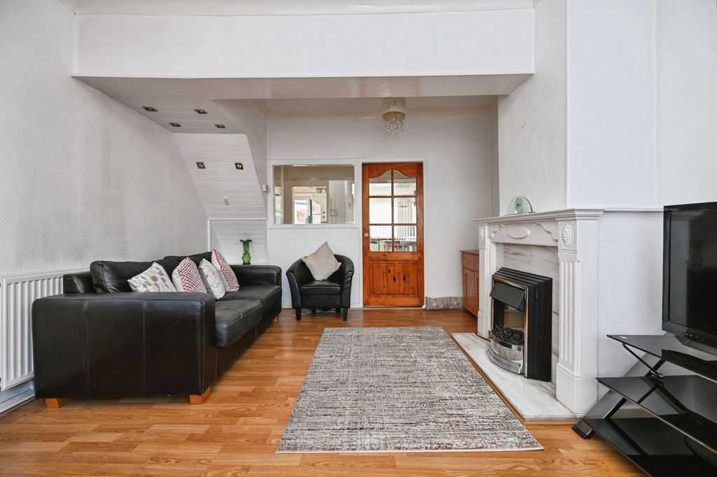 Property photo 3 of 10 Pbox-Img.Jpg