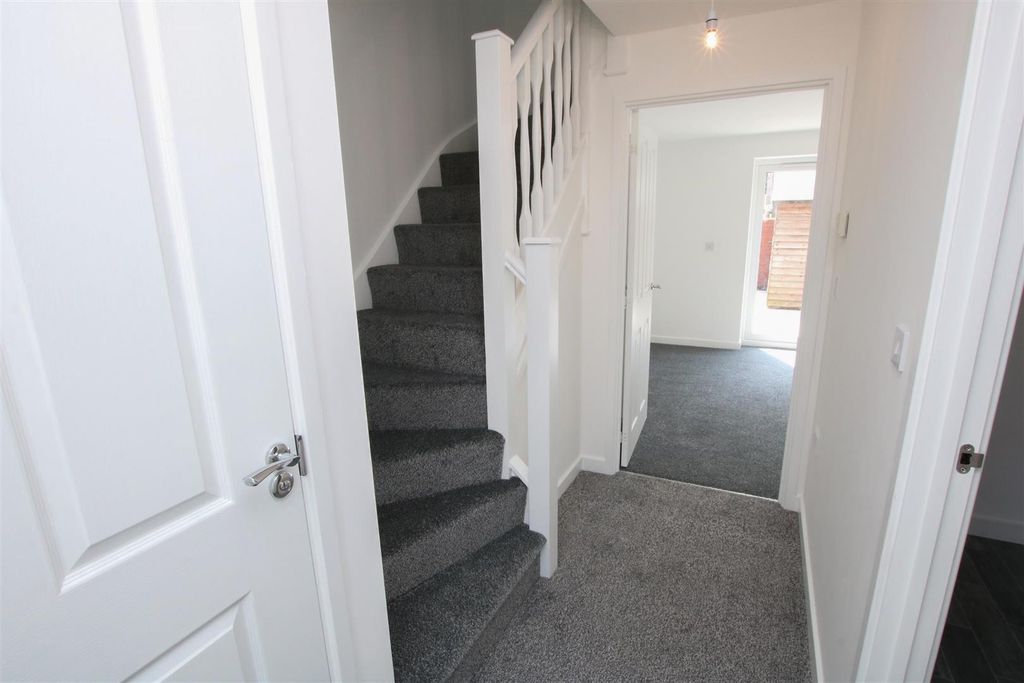 Property photo 3 of 16 Entrance Hall