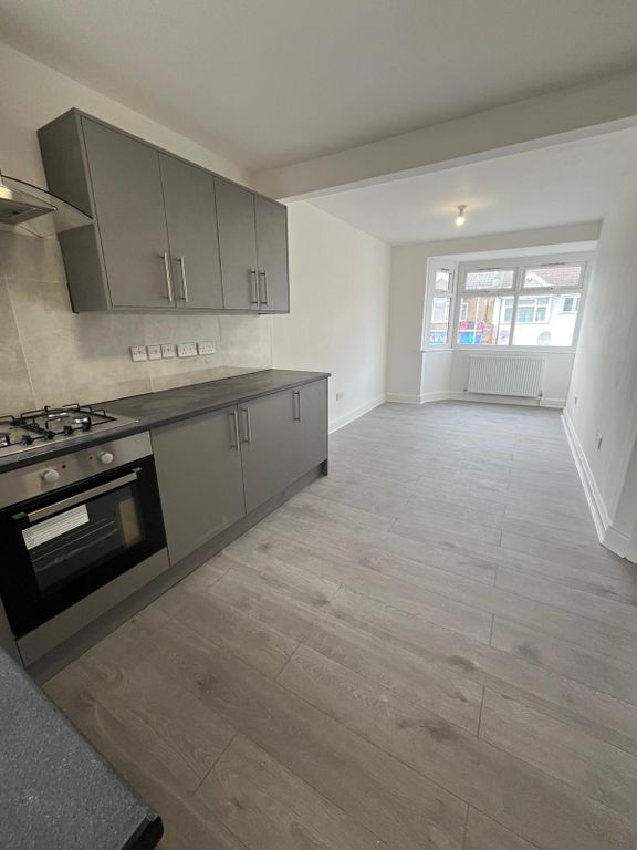 Property photo 1 of 7 2 Bed Flat To Rent Hampton Road, Ilford Ig1