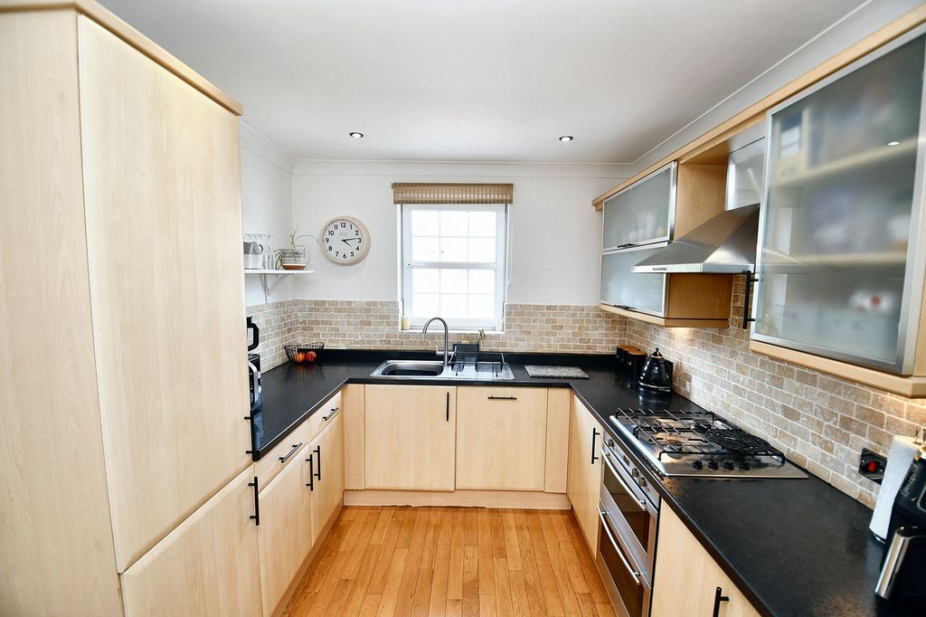 Property photo 3 of 27