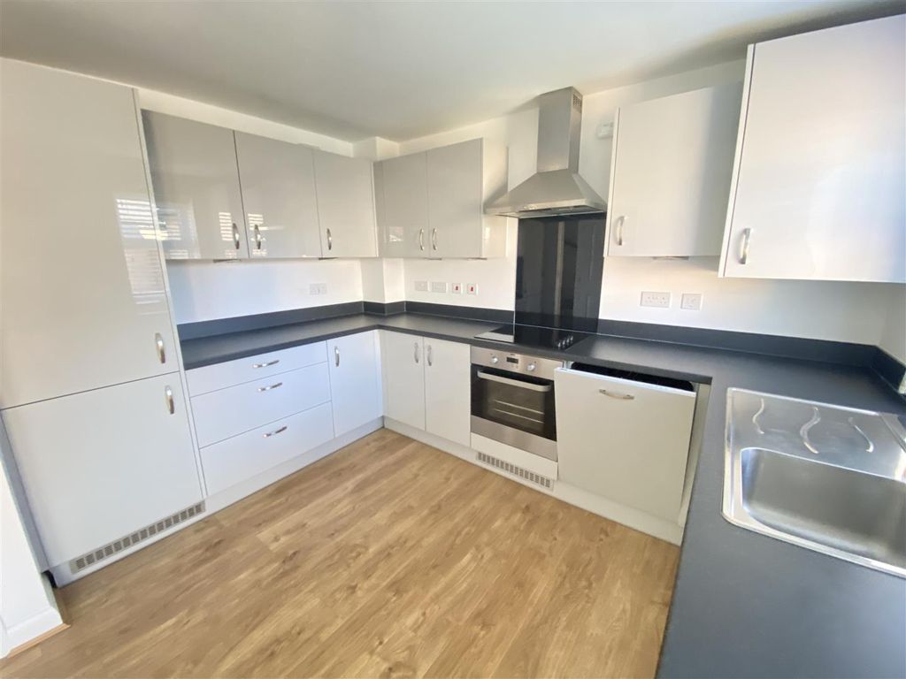 Property photo 3 of 18 Kitchen