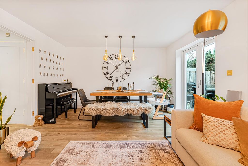 Property photo 2 of 32 30_72616.Jpg