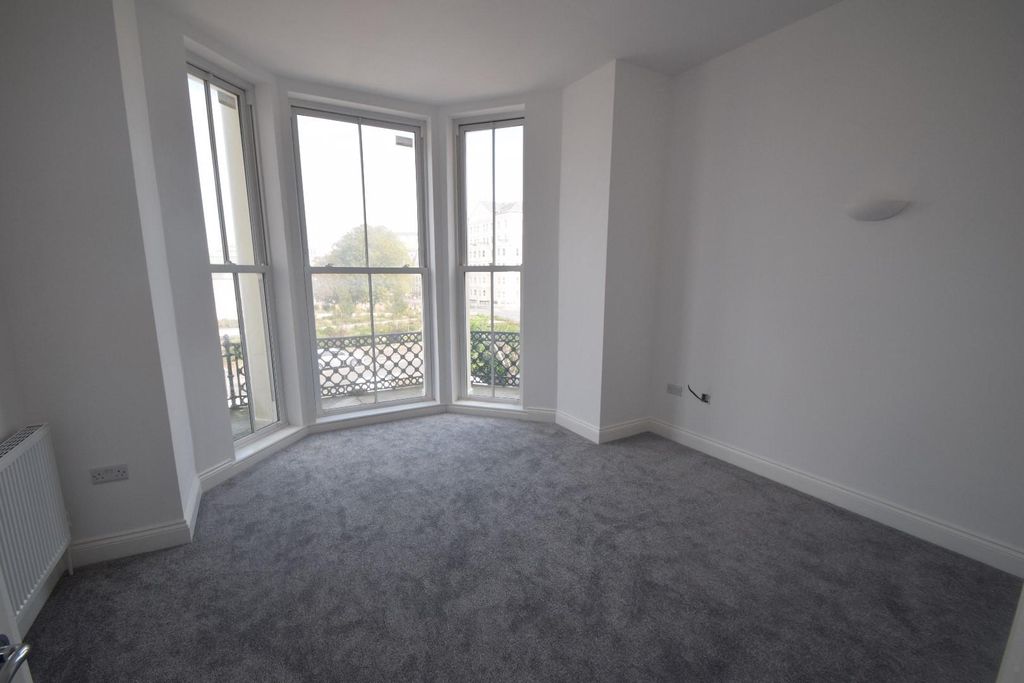 Property photo 3 of 7 3 Beauchamp Court Lounge.Jpg