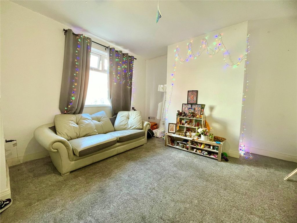 Property photo 2 of 8 Lounge