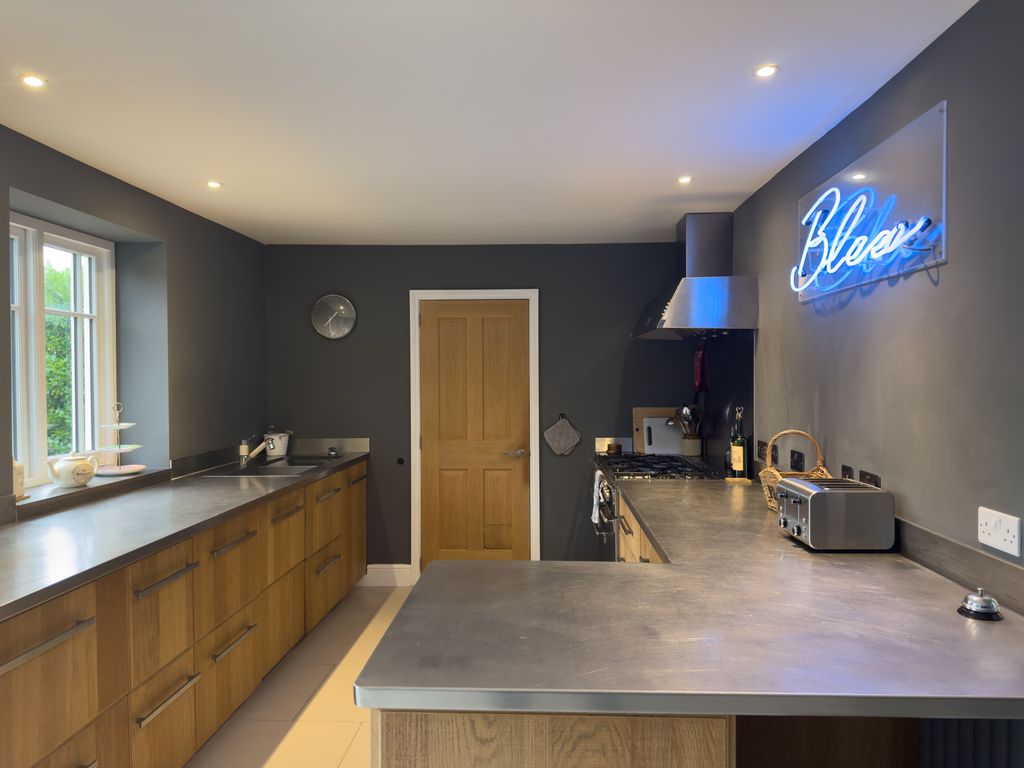 Property photo 3 of 36 Image00044