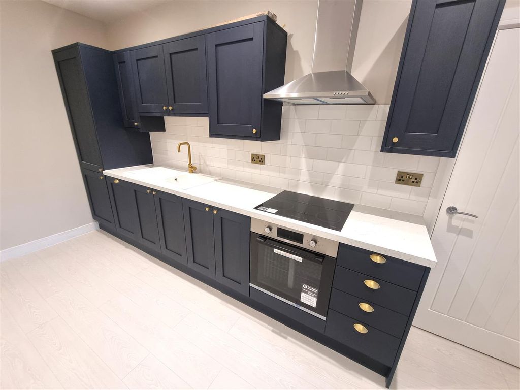 Property photo 1 of 8 Dining Kitchen