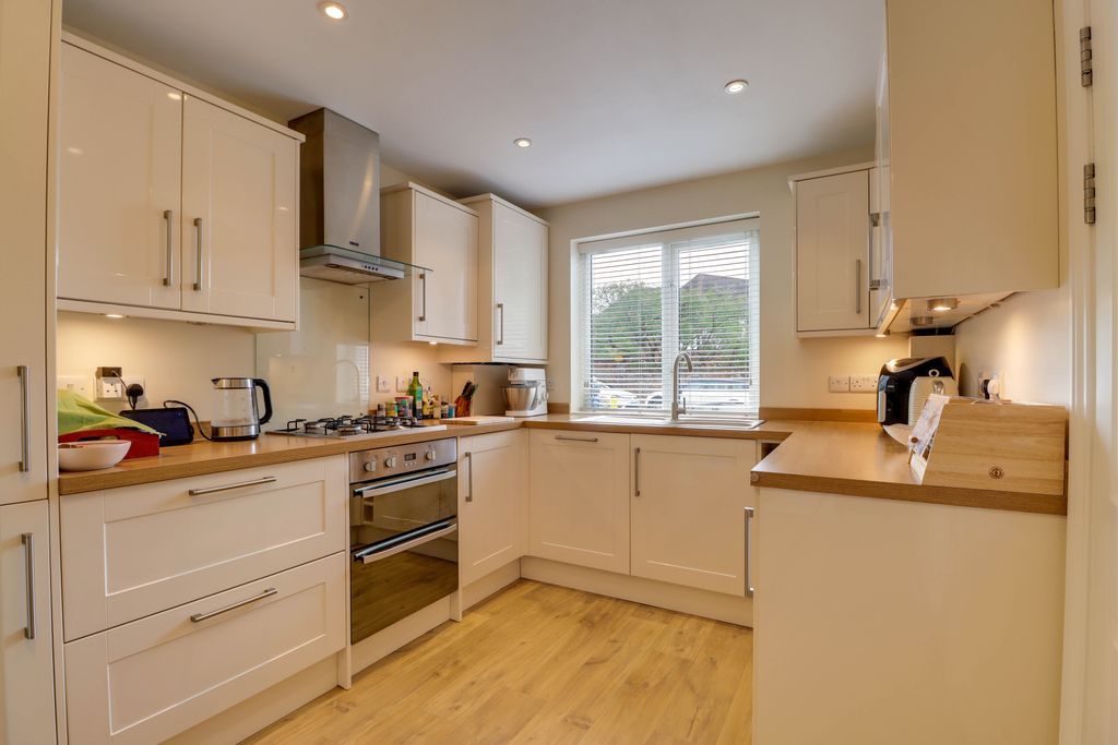 Property photo 3 of 16 Kitchen
