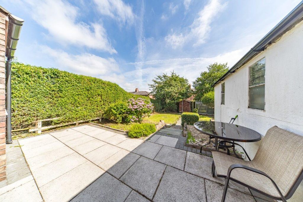 Property photo 3 of 13 39 Sundale Ave Garden.Jpg