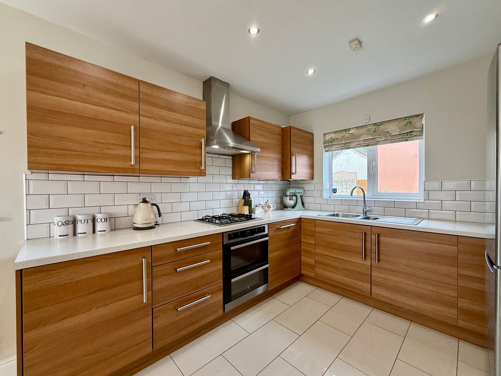 Property photo 3 of 16 Kitchen