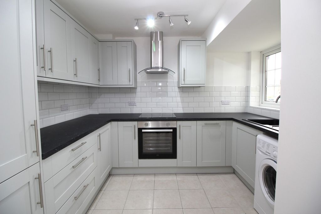 Property photo 3 of 9 Kitchen