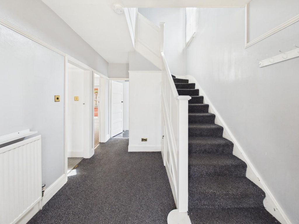 Property photo 3 of 20 Entrance Hall