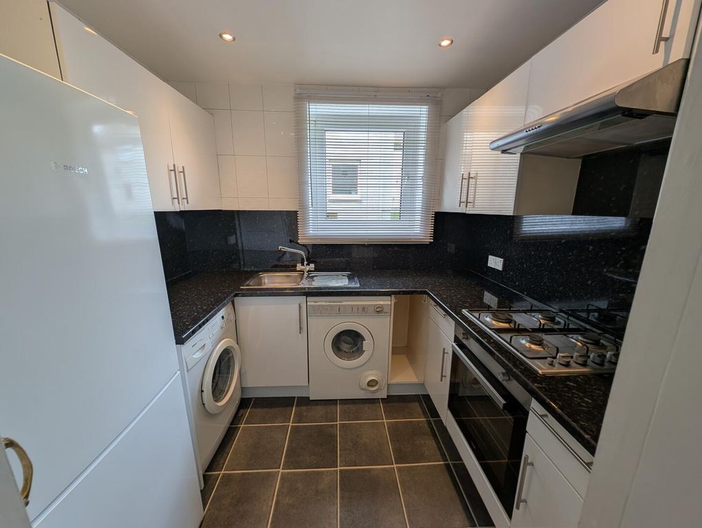 Property photo 3 of 7 Kitchen