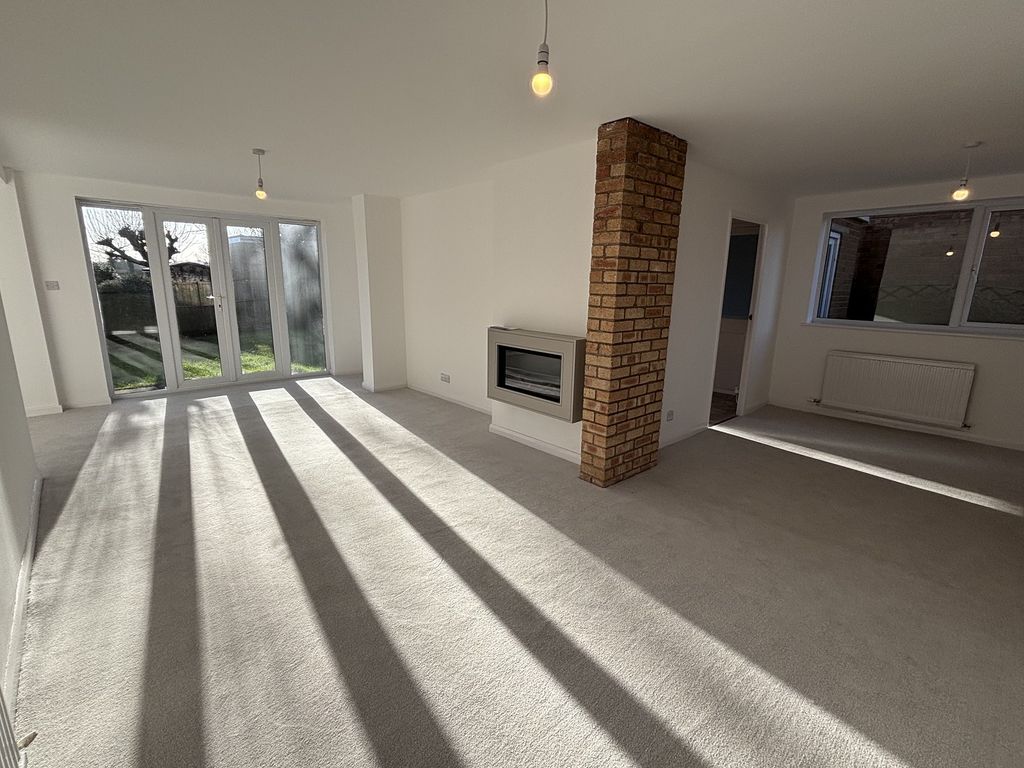 Property photo 3 of 14 Lounge